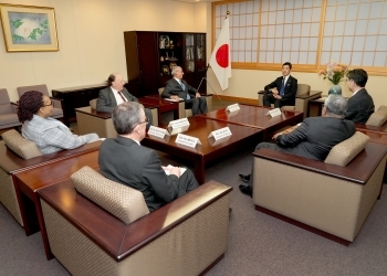 国際原子力機関理事と辻󠄀外務副大臣の懇談の様子