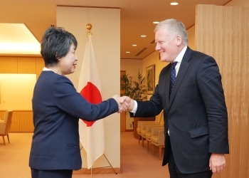 マイケル・ロッジ国際海底機構事務局長と握手する上川外務大臣