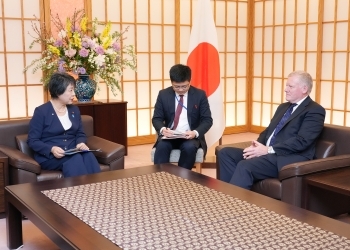 マイケル・ロッジ国際海底機構事務局長と会談する上川外務大臣