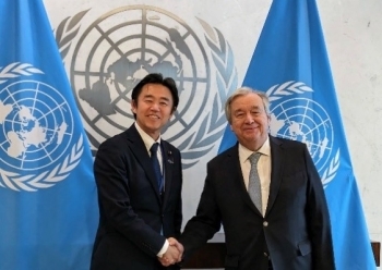 グテーレス国連事務総長と握手を交わす穂坂政務官