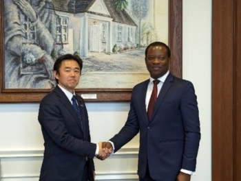 トッド・ガイアナ外相と握手を交わす穂坂政務官