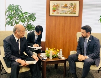 柘植外務副大臣とタカタ駐日大使の意見交換の様子