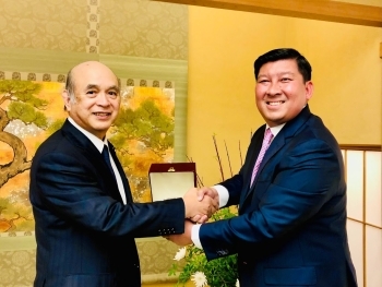 サイ・サムオル・カンボジア副首相兼国土整備都市計画建設大臣と握手をする柘植外務副大臣