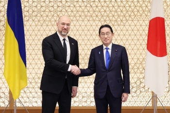 シュミハリ首相と握手する岸田総理大臣
