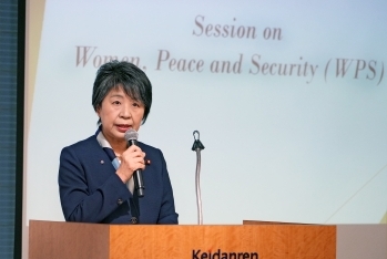 登壇する上川外務大臣