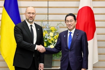 シュミハリ・ウクライナ首相と握手する岸田総理大臣