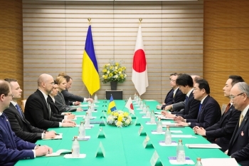 シュミハリ・ウクライナ首相と会談する岸田総理大臣