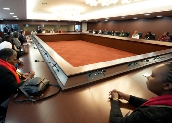 穂坂外務大臣政務官とUNITARの研修プログラム研修生との懇談の様子
