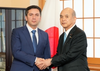 ラフィエフ・アゼルバイジャン外務次官と握手をする柘植外務副大臣