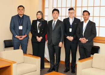 マレーシア若手政治関係者一行と記念撮影を行う高村外務大臣政務官