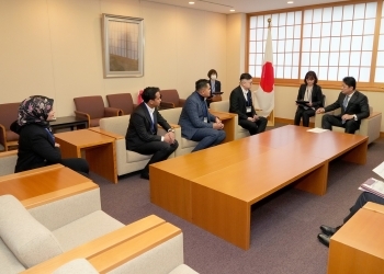 高村政務官が、マレーシア若手政治家一行と懇談している様子