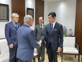 シュタイエ首相と握手を交わす辻󠄀副大臣の様子