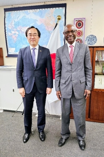 イブラヒム・ティヤウ国連砂漠化対処条約(UNCCD)事務局長(右)と赤堀地球規模課題審議官(左)
