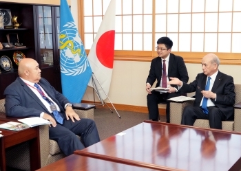 柘植外務副大臣とピウカラWHO西太平洋地域事務局長の会談の様子