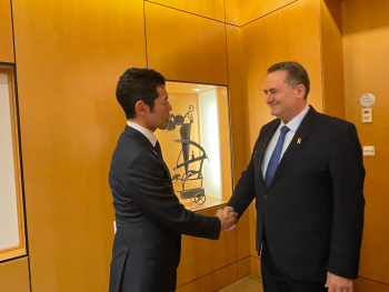 カッツ外相と握手する辻外務副大臣