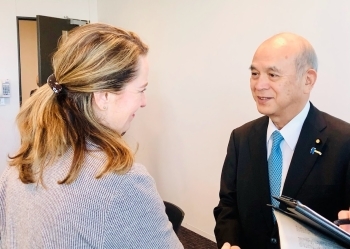 ポープIOM事務局長と握手を交わす柘植副大臣