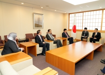 深澤外務大臣政務官と「中東における暴力的過激主義対策に関する対話」参加者の懇談の様子