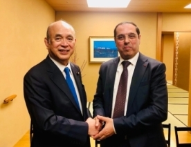 ベン・レジバ国務長官と握手する柘植副大臣