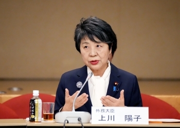 訓示を行う上川外務大臣