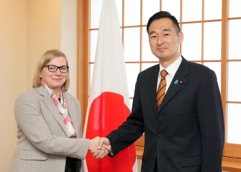 シッラステ=エリング・エストニア外務次官補と握手をする深澤外務大臣政務官