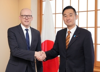 ペルシュ・ラトビア外務次官と握手をする深澤外務大臣政務官