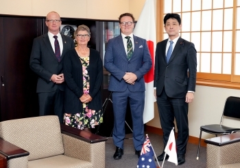 オーストラリア人元戦争捕虜の次世代家族や全豪退役軍人会副代表と握手する高村外務大臣政務官
