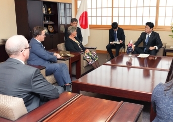 オーストラリア人元戦争捕虜の次世代家族や全豪退役軍人会副代表と会談する高村外務大臣政務官