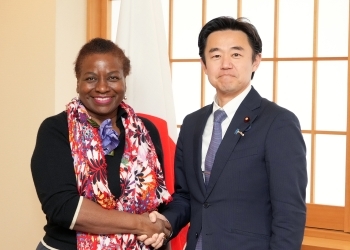 カネムUNFPA事務局長と握手をする穂坂外務大臣政務官