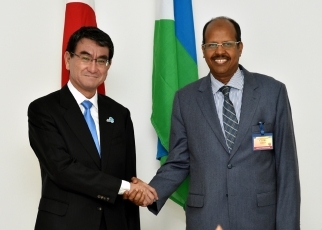 写真1:ジブチ外相との握手