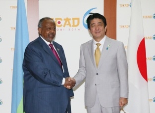 ゲレ・ジブチ大統領と握手する安倍総理大臣