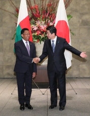 ラジャオナリマンピアニナ・マダガスカル大統領を出迎える安倍総理大臣