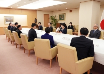 日本パレスチナ友好議員連盟議員の表敬を受ける上川外務大臣