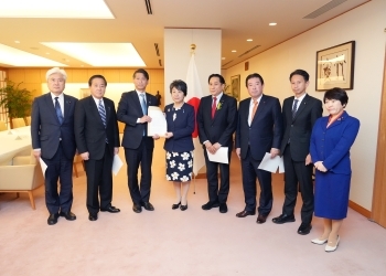 日本パレスチナ友好議員連盟議員との写真撮影に応じる上川外務大臣