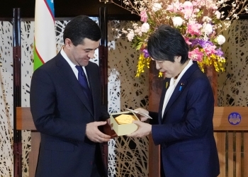 能登半島地震被災地復興を願う小箱をサイードフ・ウズベキスタン外務大臣に手渡す上川外務大臣