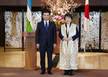 サイードフ大臣から贈られたウズベキスタンの伝統衣装を着用した上川外務大臣