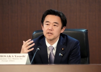 「カケハシ・プロジェクト」イノウエ・プログラム第2陣の前で発言をする穂坂外務大臣政務官