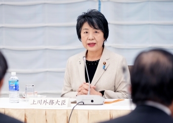スピーチする上川大臣の様子