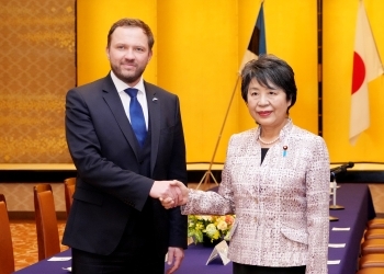 ツァフクナ・エストニア外相と握手しながら記念撮影をする上川外務大臣