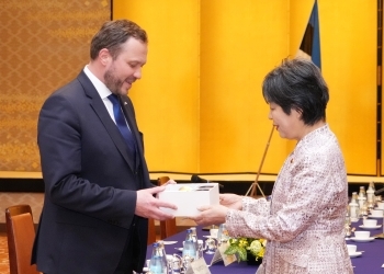 上川大臣からツァフクナ外相に九谷焼の酒器が贈呈される様子