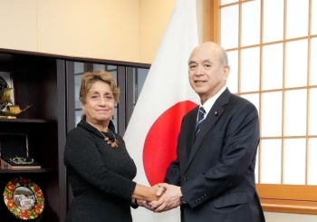 ロペス・チリ公共事業大臣と握手を交わす柘植外務副大臣