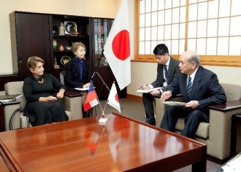 柘植外務副大臣とロペス・チリ公共事業大臣との会談の様子