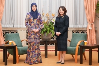 サラ皇太子妃殿下と岸田裕子総理大臣夫人の記念撮影