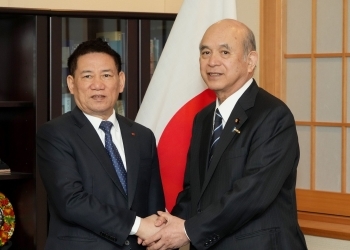 会談前に、フォック・ベトナム財政大臣と握手する柘植外務副大臣