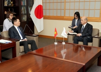 フォック・ベトナム財政大臣と会談する柘植外務副大臣