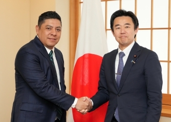 ガジャルド州知事と握手する穂坂泰外務大臣政務官