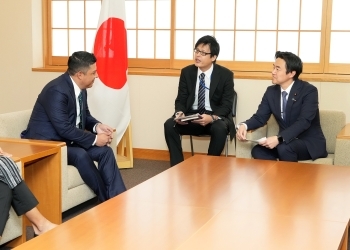 ガジャルド州知事と懇談する穂坂泰外務大臣政務官