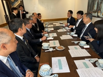 在ベトナム日本企業関係者と意見交換をする高村外務大臣政務官
