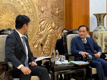高村外務大臣政務官とチュン・ベトナム共産党対外委員長の会談の様子