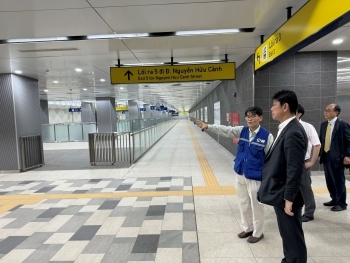 円借款にて日本が建設を支援しているホーチミン都市鉄道1号線の地下駅を視察する高村外務大臣政務官