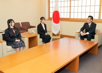 第38回「北方領土を考える」高校生弁論大会で最優秀賞、優秀賞を受賞した高校生2名と懇談する深澤外務大臣政務官
